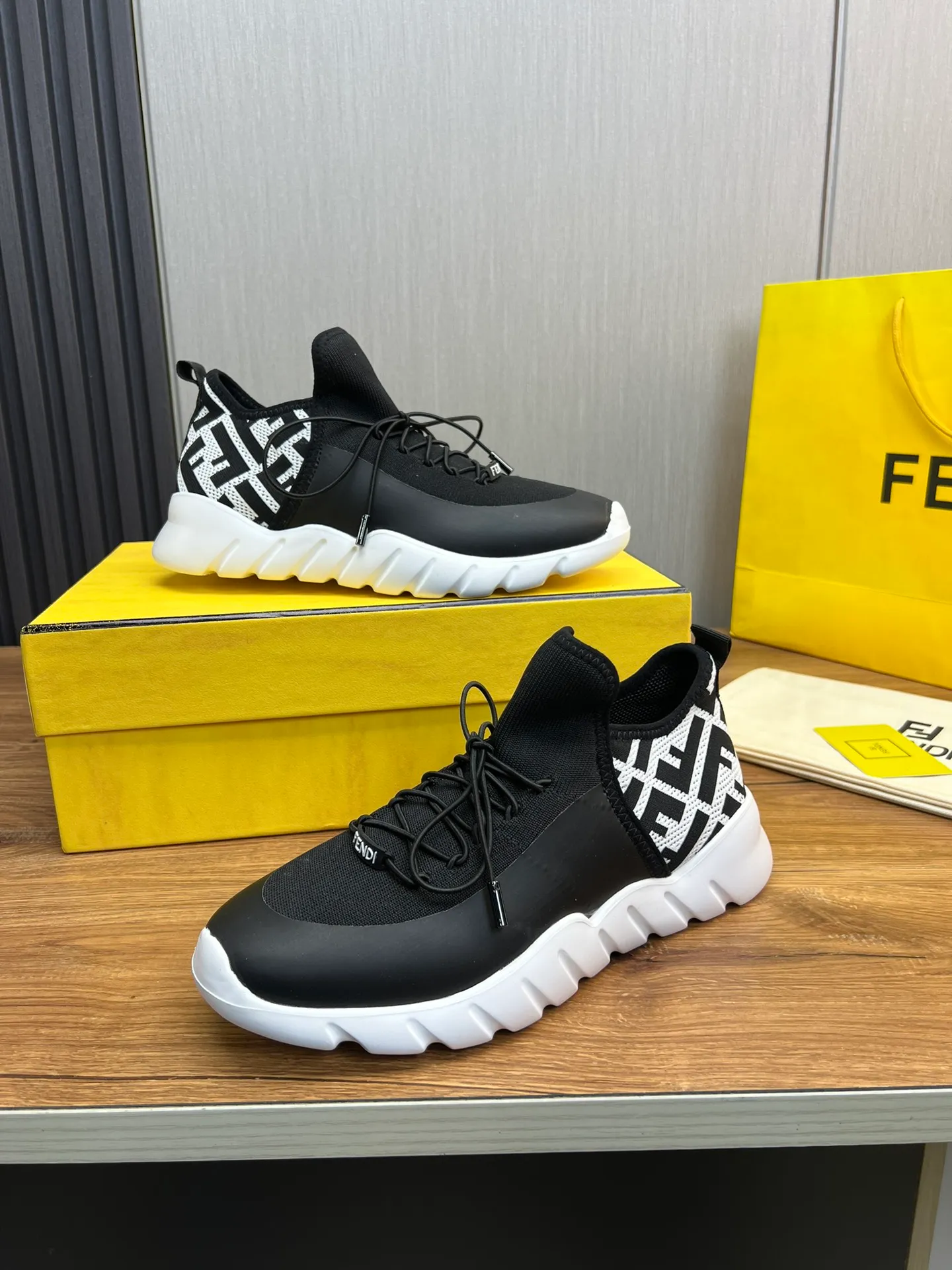 Men's shoes💰680💰 ＦＥＮＤＩ. Fendi🔍Top purchasing agent🇮🇹 The new and popular counter of the popular street boy monster has original factory configuration, original fly-knit fabric imported from Italy, high-quality printing technology, imported water-dyed cowhide with breathable mesh lining, breathable and comfortable, soles: original factory special soles are super comfortable, original factory single goods 🔍high quality, you can enter and leave the counter at will, welcome to compare, code number 39-44 (can be ordered 38.45.46)